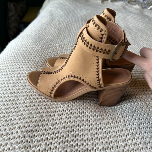 Very Volatile Odette Faux Leather Woven Tan Slingback Sandal Size 9 - Picture 2 of 8